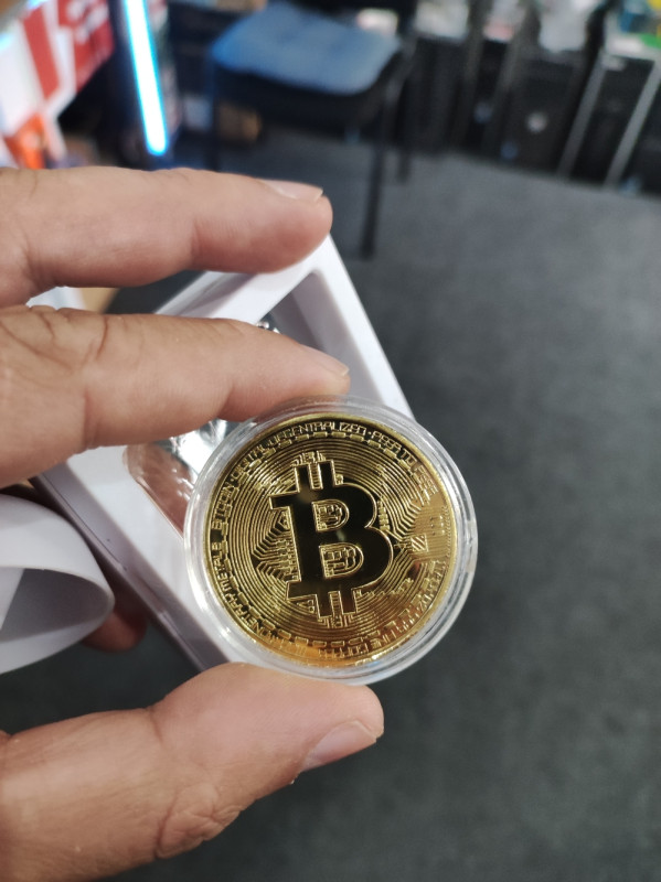 bitcoin / ethereum suvenir s postoljem