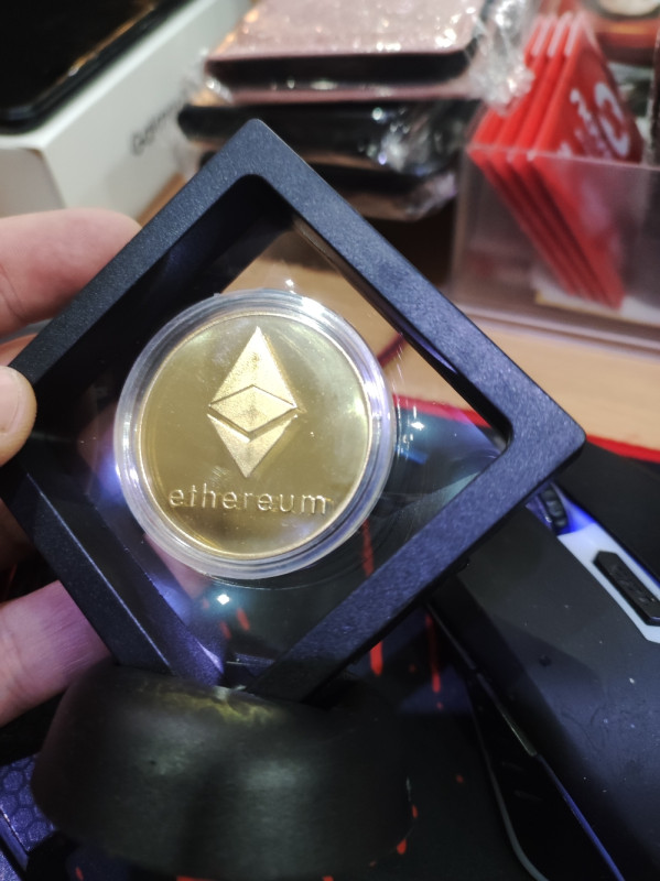 bitcoin / ethereum suvenir s postoljem