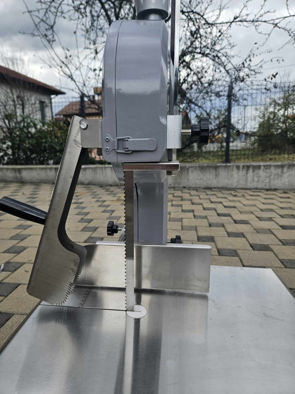 MASINA ZA REZANJE KOSTIJU KOSTI MESO MESA