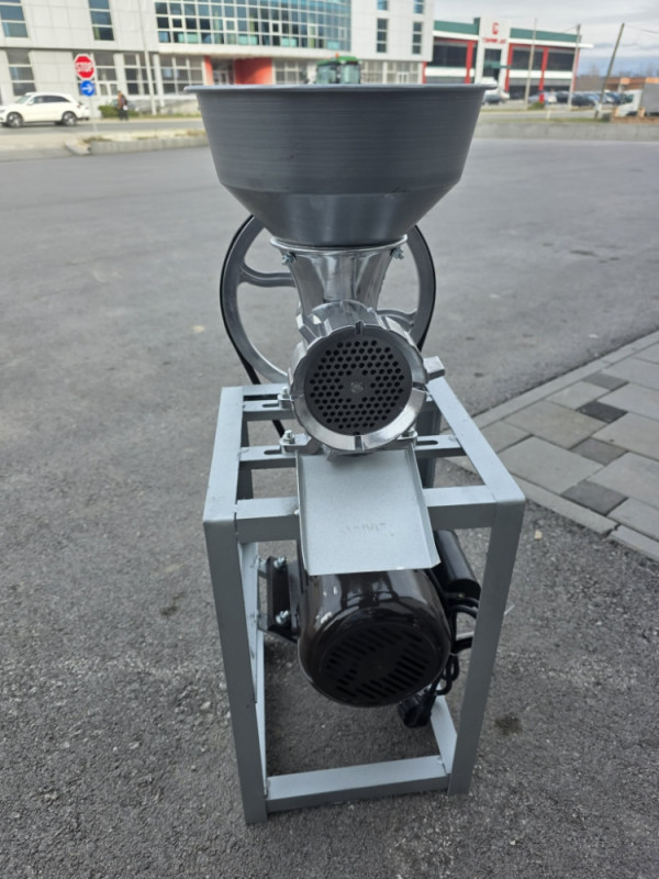 MASINA ZA MLJEVENJE MESA 1.5KW RUCNA I MOTORNA