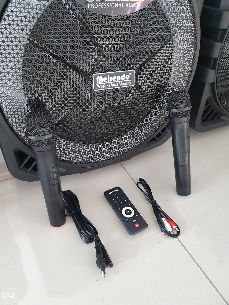 ZVUCNIK BLUETOOTH KARAOKE SA DVA MIKROFONA VELIKI VEOMA
