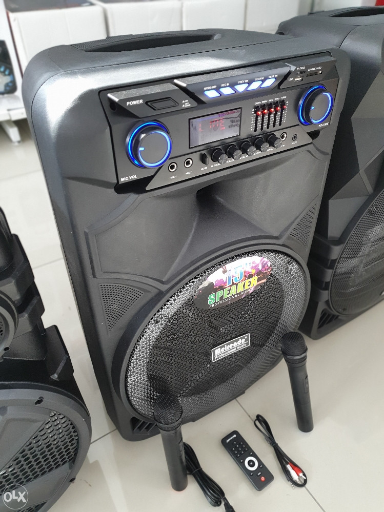 ZVUCNIK BLUETOOTH KARAOKE SA DVA MIKROFONA VELIKI VEOMA