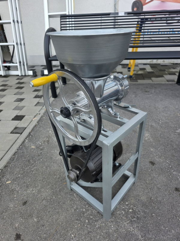 MASINA ZA MLJEVENJE MESA 1.5KW RUCNA I MOTORNA