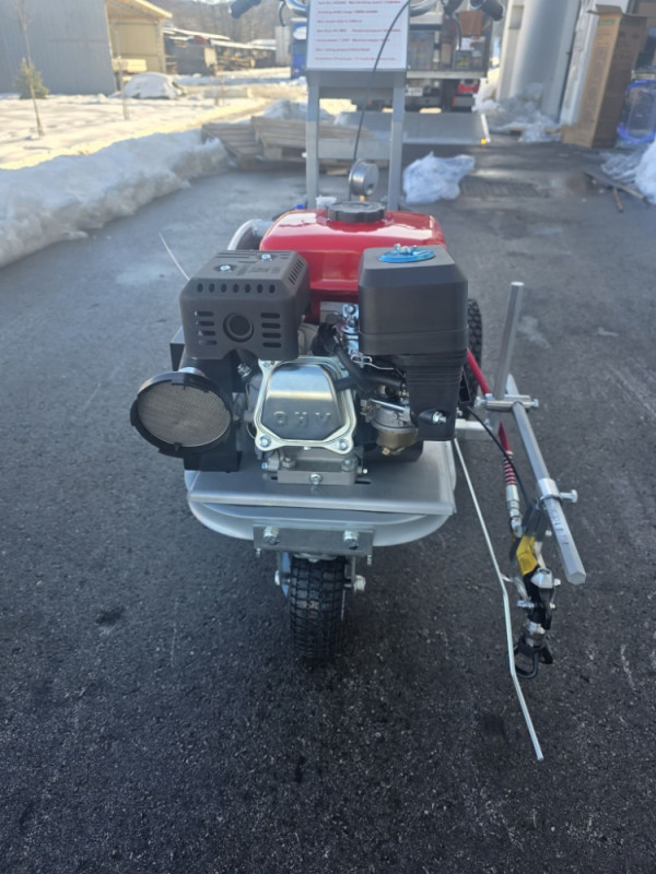UREDJAJ MASINA ZA CRTANJE LINIJA NA ASVALTU
