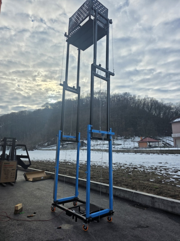 POKRETNA SKELA SA MOTOROM DIZALICA 5.5M SKLOPIVA 500 KG 2 DALJINS