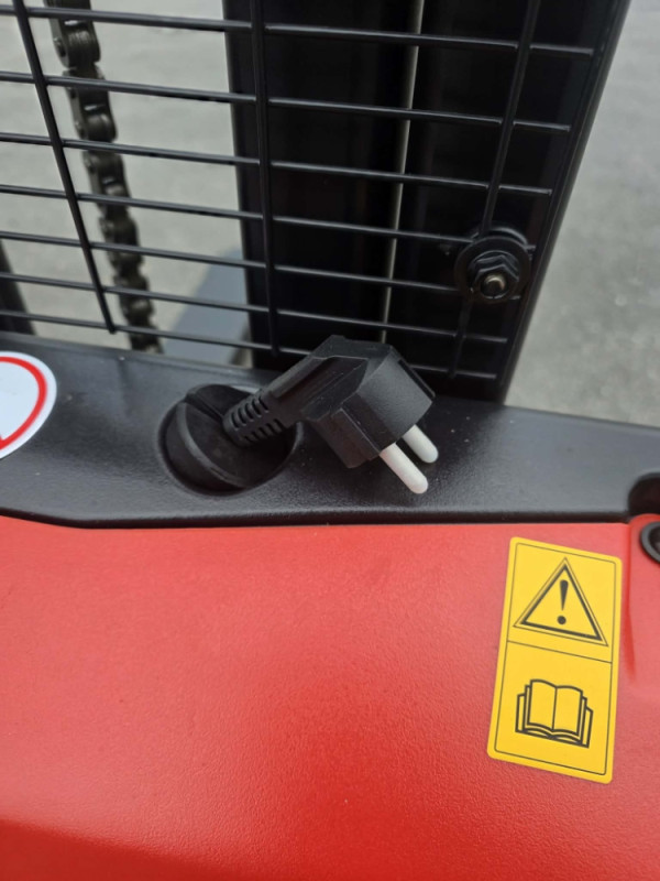ELEKTRICNI VILJUSKAR PALETAR 3.9 EQUIPMENT DS3 1500KG STAKER