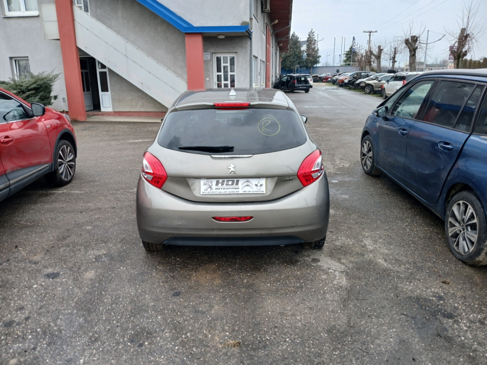 Peugeot 208 1.2 benzin 60 kw dijelovi djelovi delovi Pezo