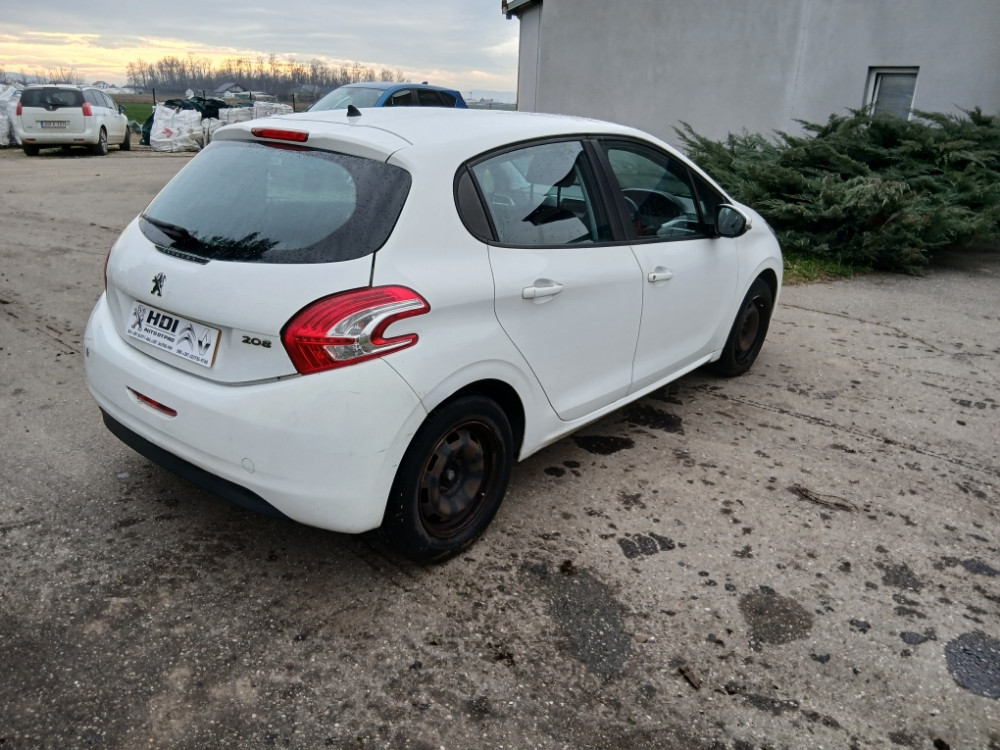 Peugeot 208 Pezo 1.2 benzin 60 kw 2015god dijelovi djelovi delovi