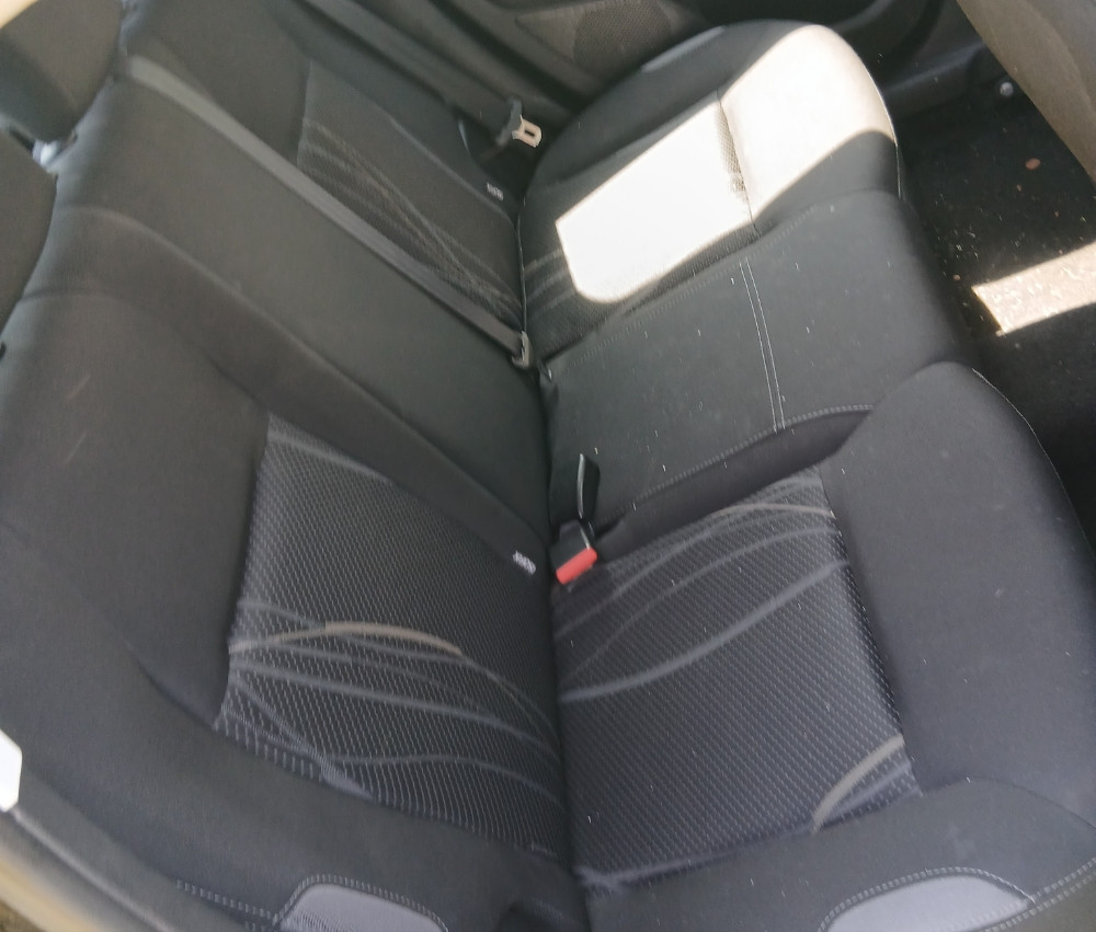 Peugeot 208 Pezo zadnja sjedista klupa pojas pojasevi sedista