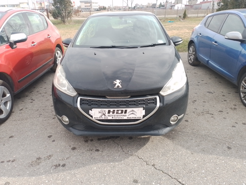 Peugeot 208 1.4 hdi 2013 god dijelovi djelovi pezo