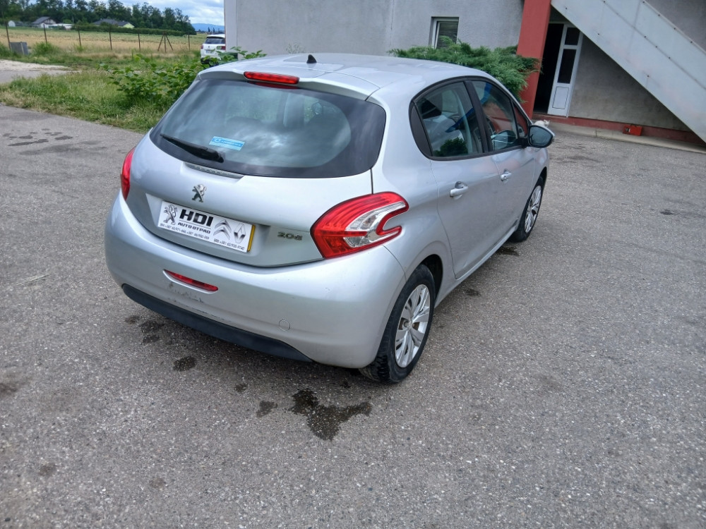 Peugeot 208 Pezo branik hauba gepek vrata far stop svjetlo led