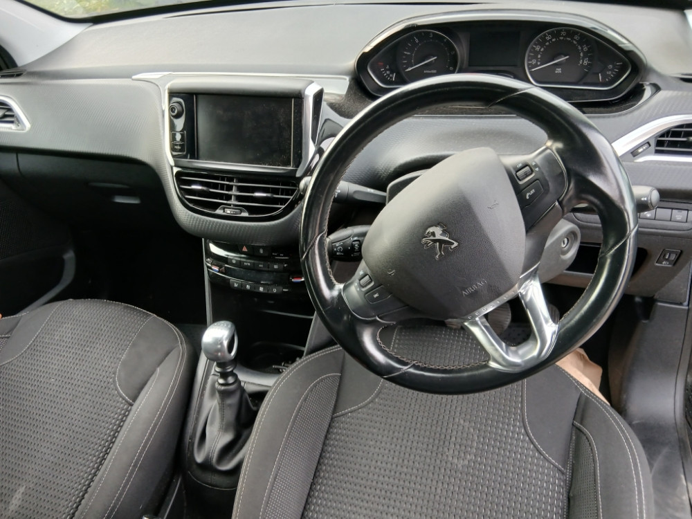 Peugeot 208 Pezo 1.5 hdi 75 kw 2018 god facelift dijelovi djelovi