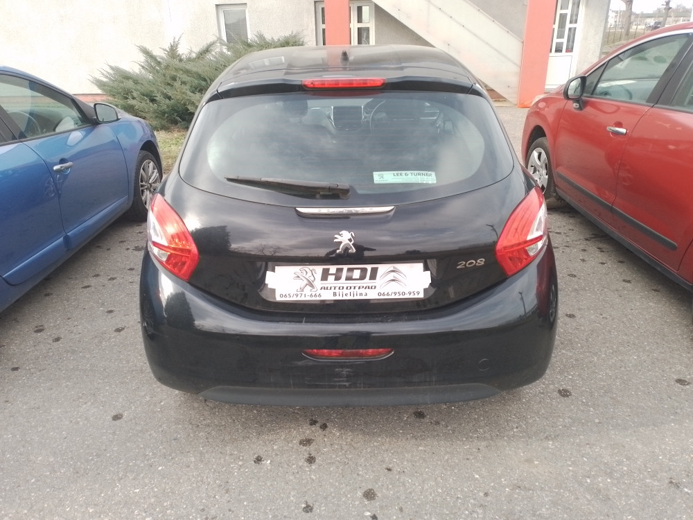 Peugeot 208 1.4 hdi 2013 god dijelovi djelovi pezo