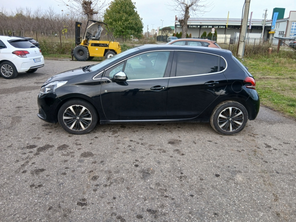 Peugeot 208 Pezo 1.5 hdi 75 kw 2018 god facelift dijelovi djelovi