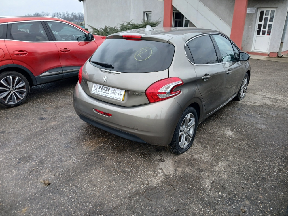 Peugeot 208 1.2 benzin 60 kw dijelovi djelovi delovi Pezo