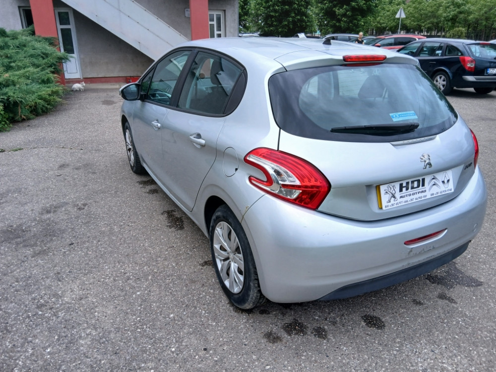 Peugeot 208 Pezo 1.2 benzin 60 kw 2015 dijelovi djelovi delovi