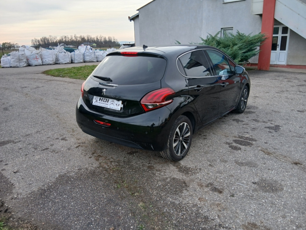 Peugeot 208 Pezo 1.5 hdi 75 kw 2018 god facelift dijelovi djelovi
