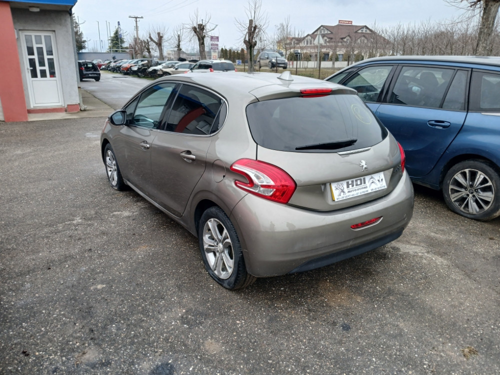 Peugeot 208 1.2 benzin 60 kw dijelovi djelovi delovi Pezo