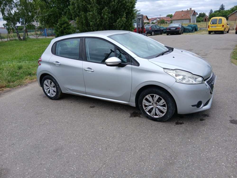 Peugeot 208 Pezo branik hauba gepek vrata far stop svjetlo led