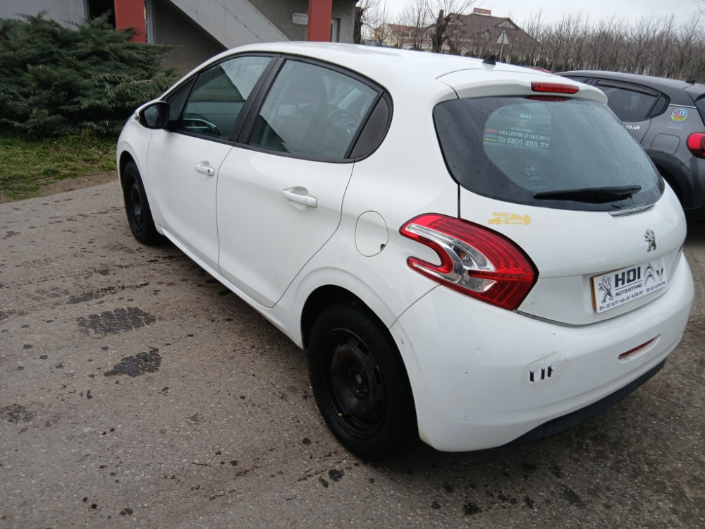 Peugeot 208 Pezo 1.2 benzin 60 kw 2015god dijelovi djelovi delovi