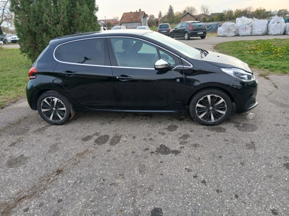 Peugeot 208 Pezo 1.5 hdi 75 kw 2018 god facelift dijelovi djelovi