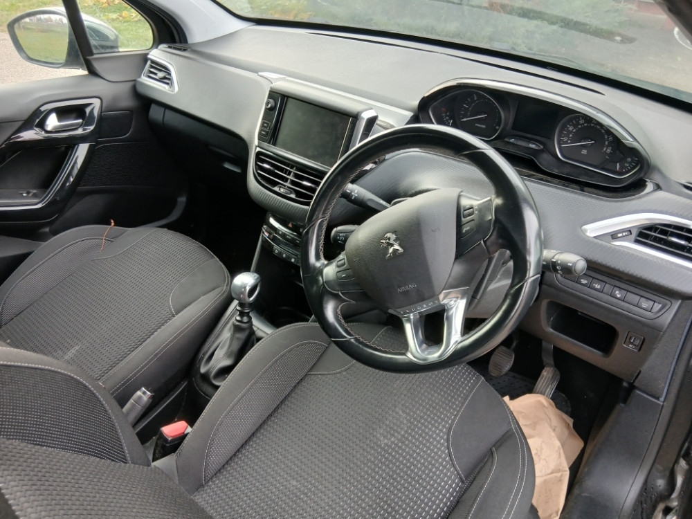 Peugeot 208 Pezo 1.5 hdi 75 kw 2018 god facelift dijelovi djelovi