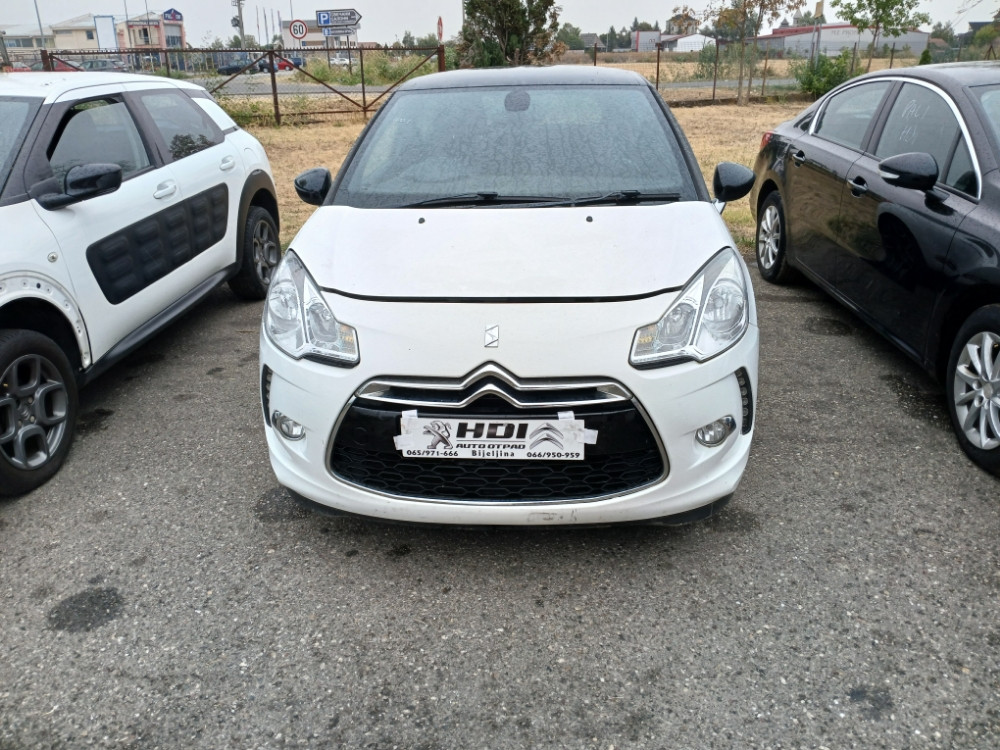 Prednji branik maska hrom znak Citroen DS3