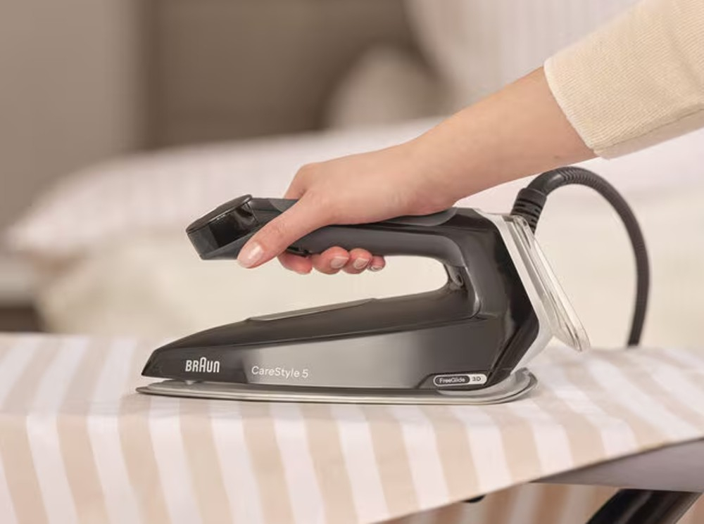 Pegla sa parnom stanicom Braun IS5249BK