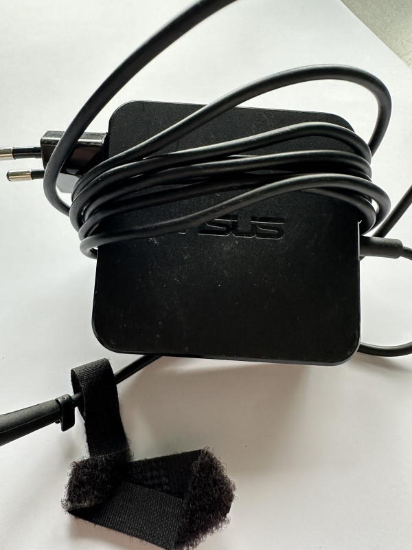 ASUS punjac za laptop 19V