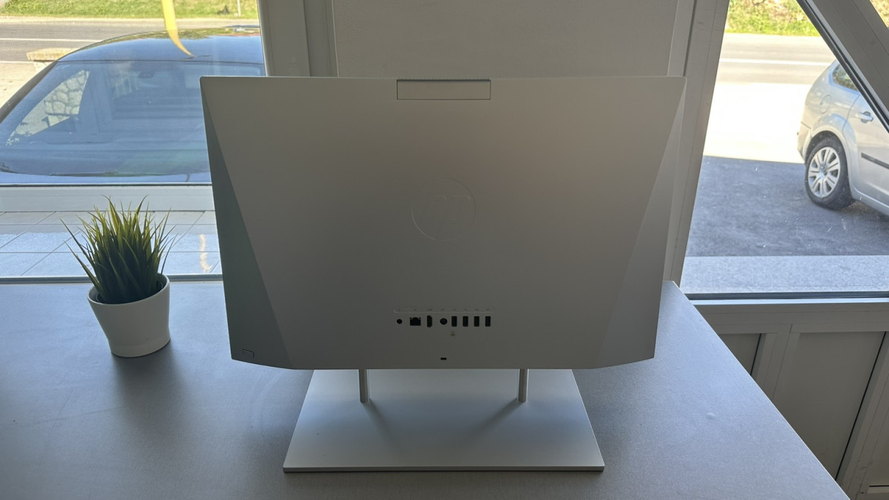HP ALL IN ONE Ryzen 3 4300/8GB RAM/240SSD M2