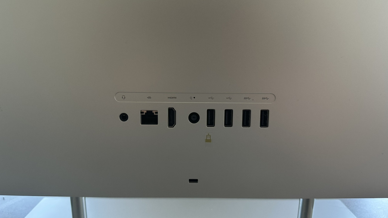 HP ALL IN ONE Ryzen 3 4300/8GB RAM/240SSD M2