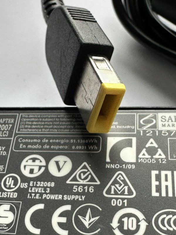 LENOVO punjac za laptop 20V