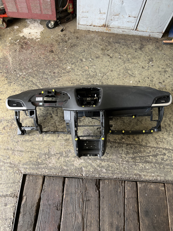 Instrument tabla peugeot pezo 207 2009 bez ostecenja
