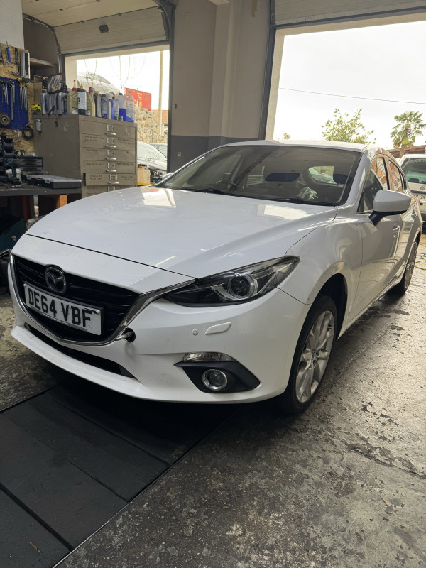 Mazda 3 2015 prednji branik senzori pranje bijeli