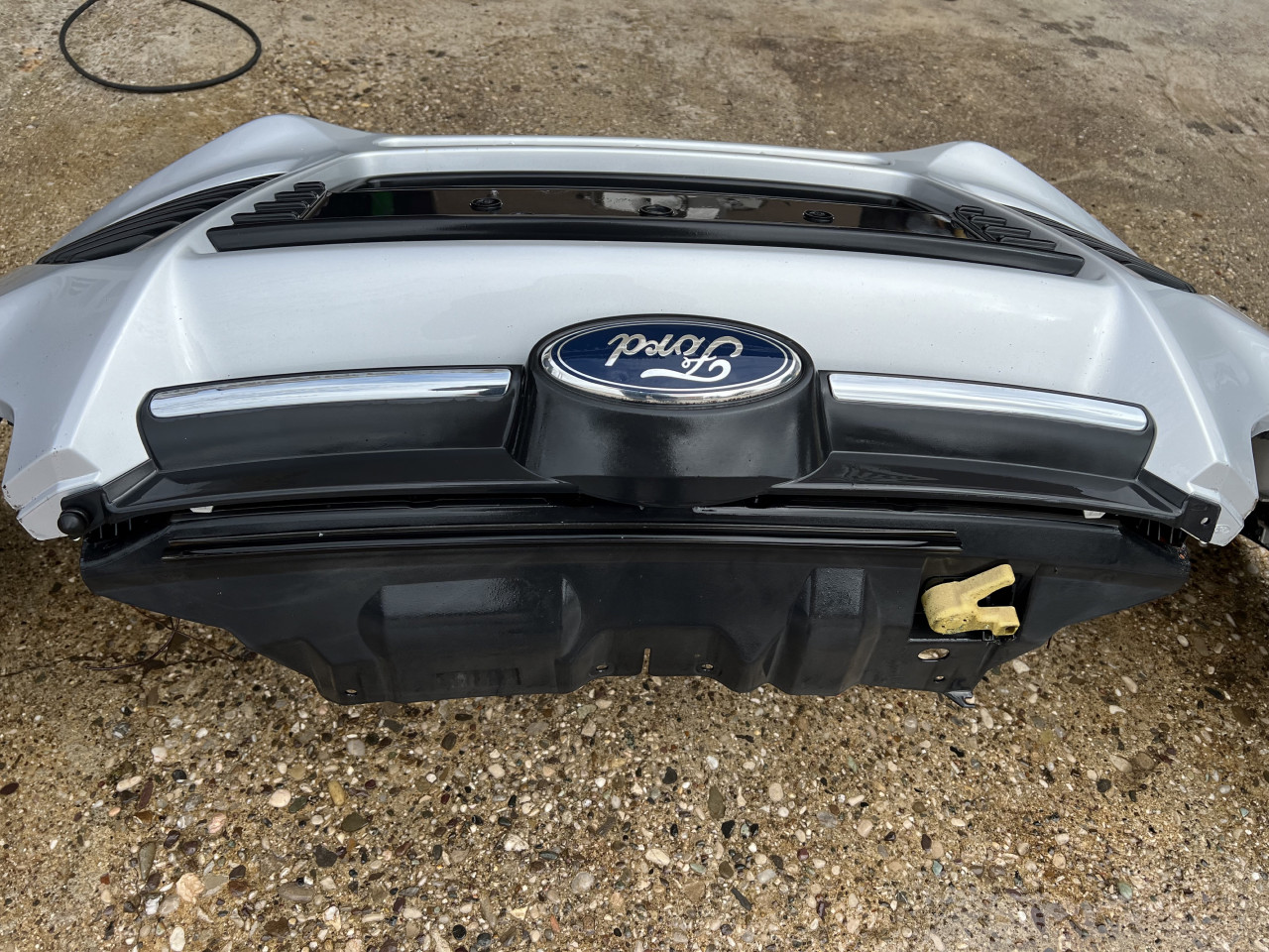 Prednji branik ford focus 2012 sivi kao novo
