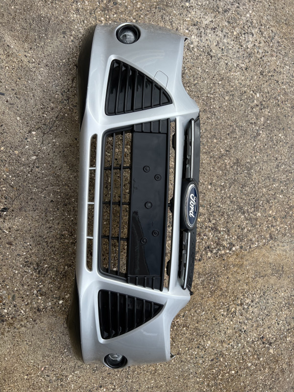 Prednji branik ford focus 2012 sivi kao novo