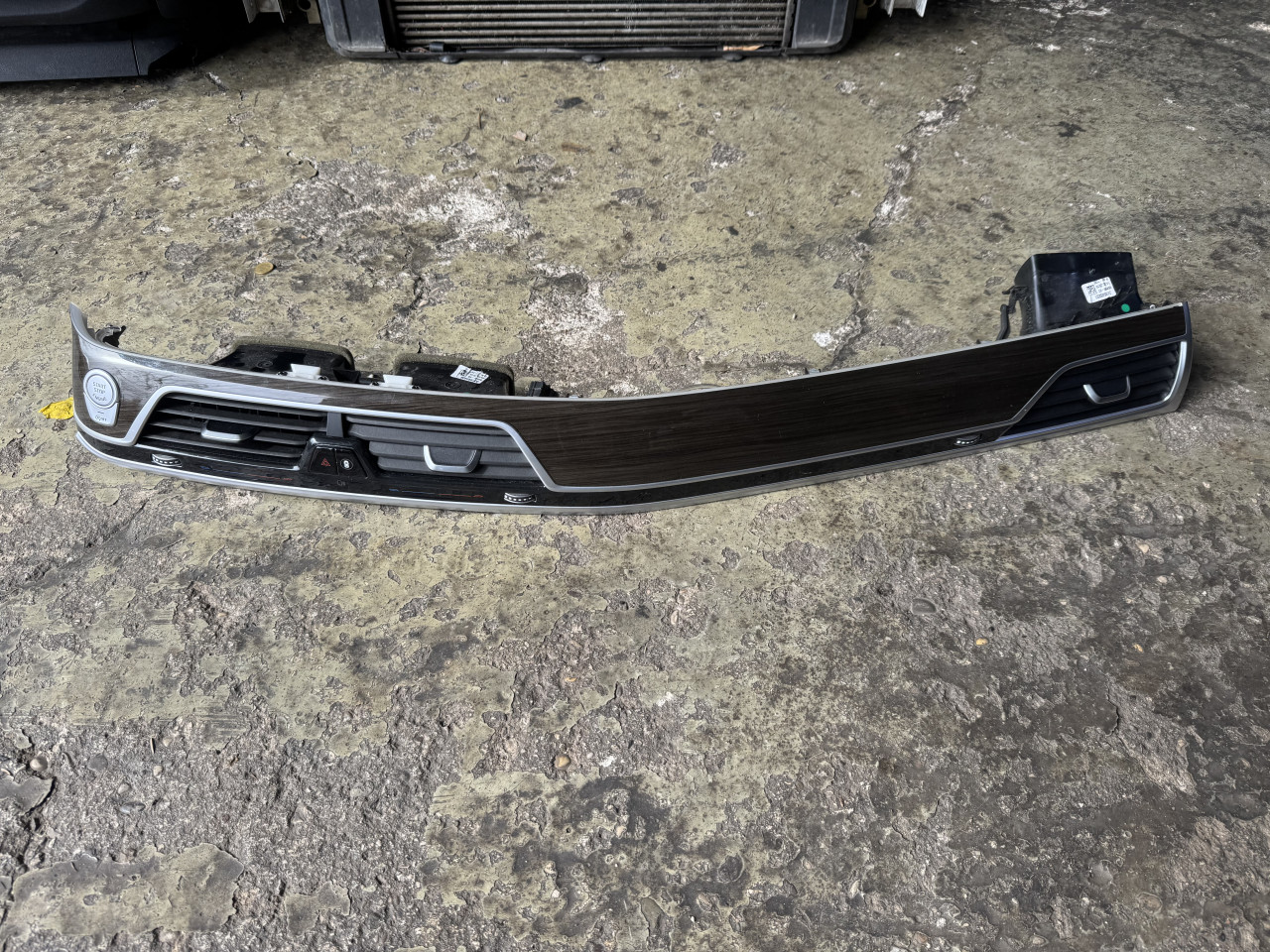 Bmw 7 g11 g12 plastika srednja table resetke prekidaci led