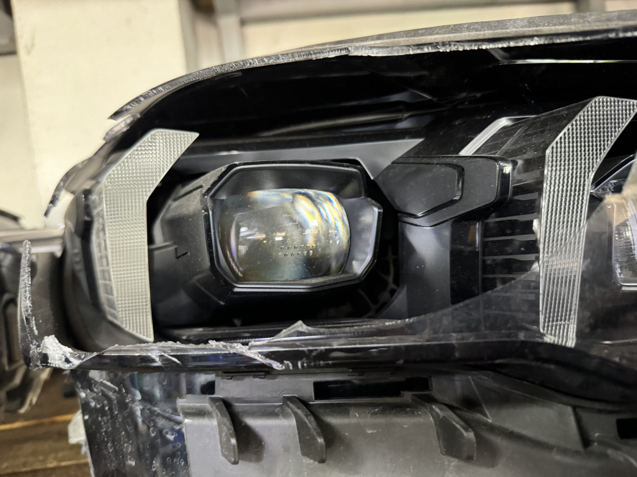 Far desni bmw 5 g60 g90 2025 osteceno staklo crni 0301128238