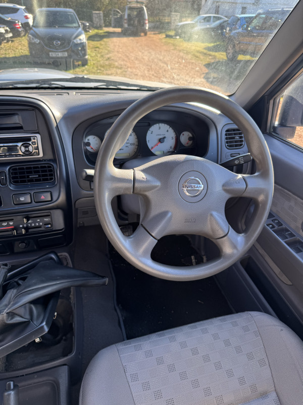 Nissan navara dijelovi djelovi moze i komplet 2.5 englez