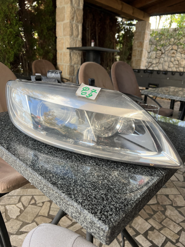 Desni far audi q7 2009 xenon kao novo