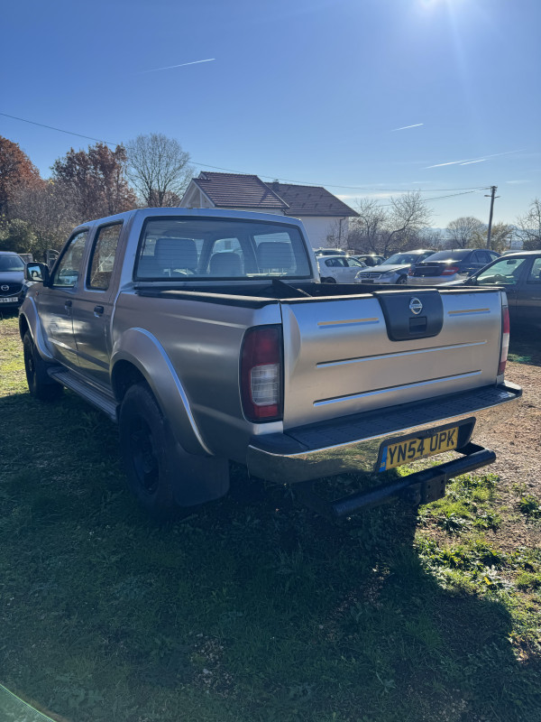 Nissan navara dijelovi djelovi moze i komplet 2.5 englez