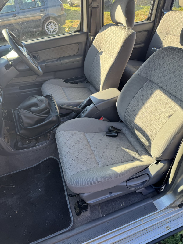 Nissan navara dijelovi djelovi moze i komplet 2.5 englez
