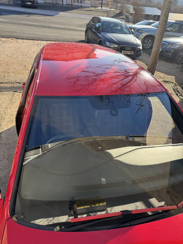 Krov golf 7 limuzina crveni
