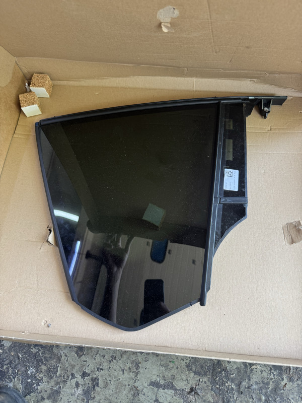Zadnje bocno staklo bmw 5 g60 5a19d32 desno