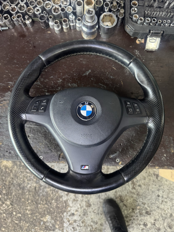 Volan bmw e90 m paket facelift top stanje