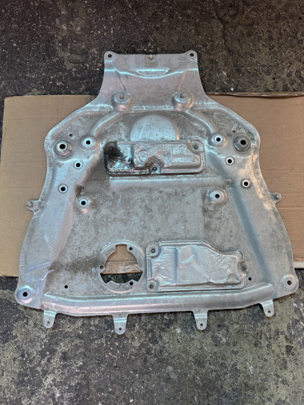 Donja zastita lim bmw 5 g60 g61 2024 6898652