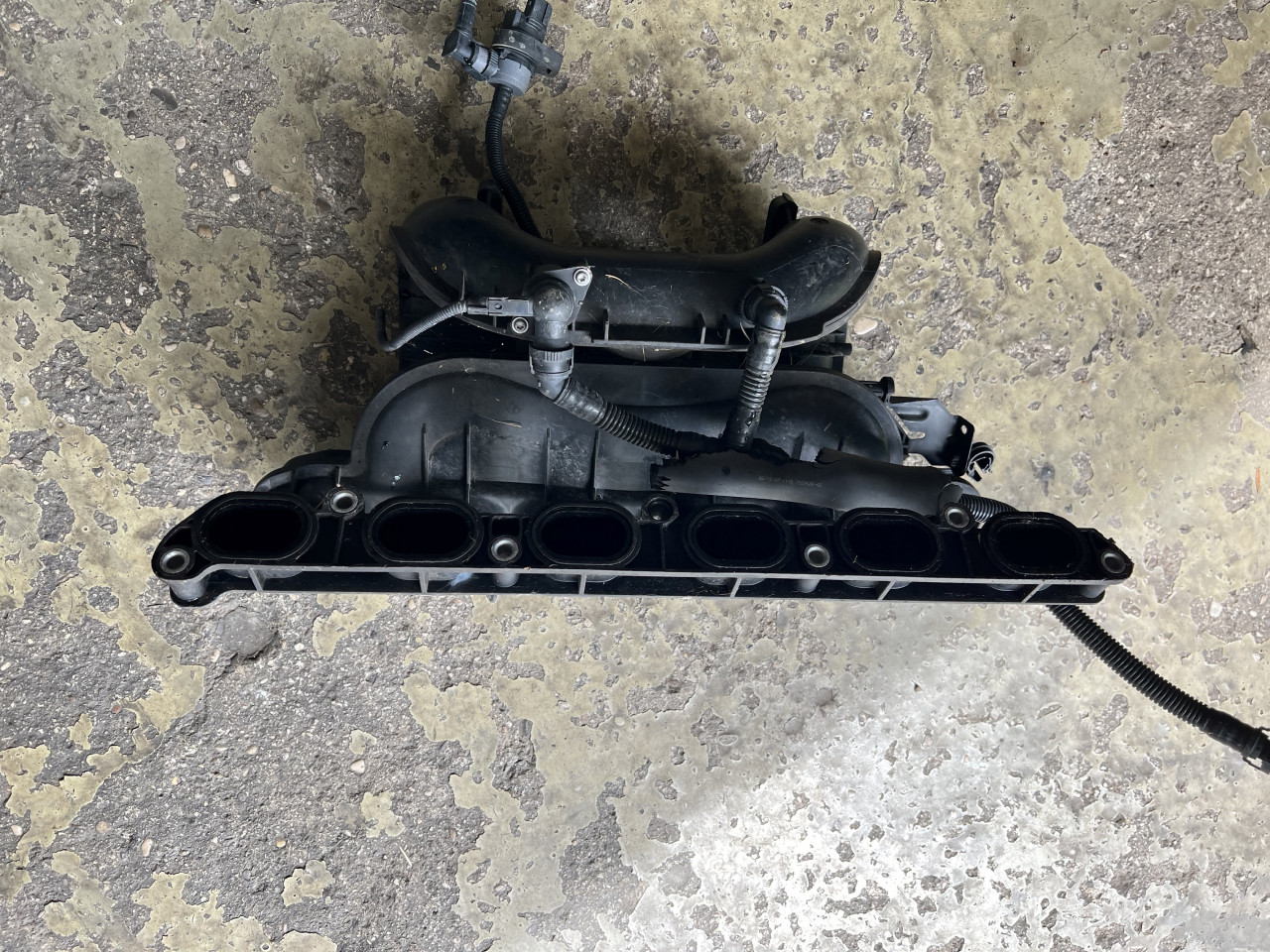 Usisna grana bmw e90 e92 e87 330i 130i 3.0 benzin