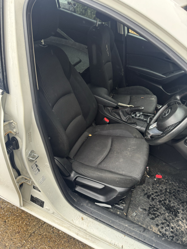 Mazda 3 2,2 2015 dijelovi djelovi skyactiv xenon led