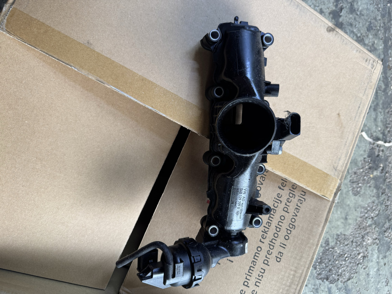 Usisna grana seat ibiza 1.4 tdi 3 klipa polo skoda 04b 129 709 b