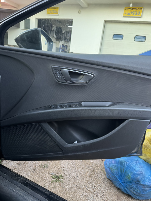Tapacirung tapacirunzi vrata seat leon 2015 limuzina